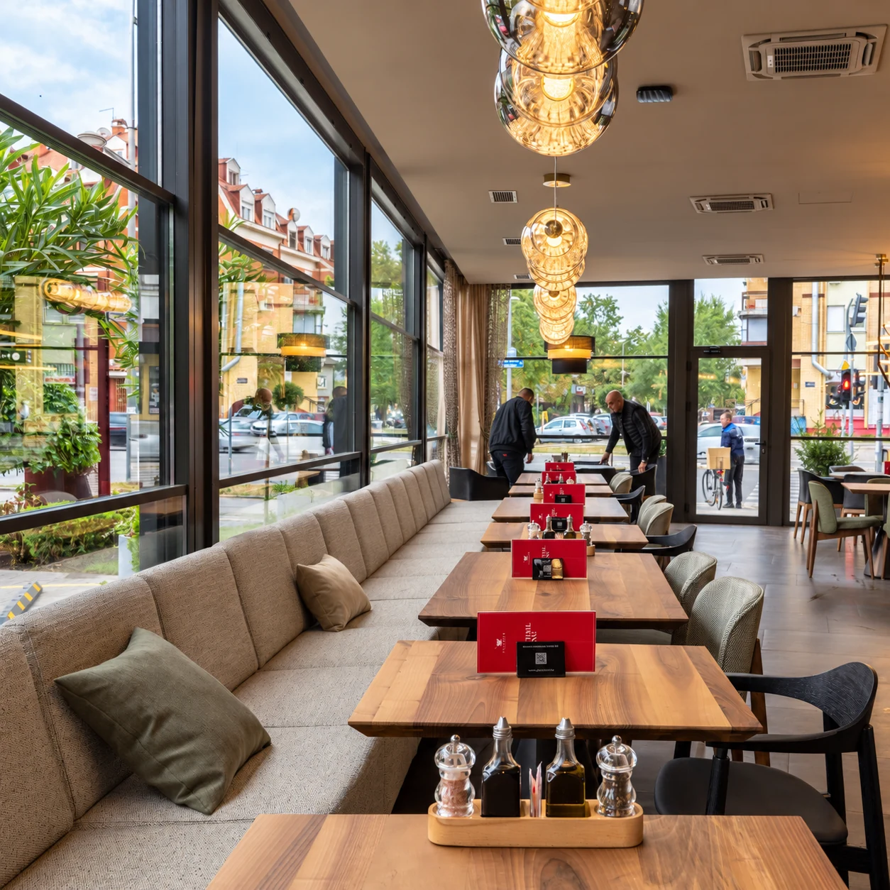Separe i stolovi u renoviranom restoranu